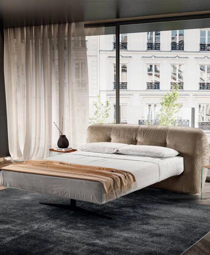 Letto con testiera imbottita e struttura aerea a centro stanza in un progetto di interior design a Castelfranco Veneto firmato Furlan Mobili